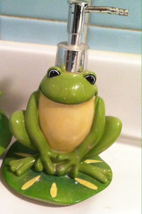 Liquid soap dispenser , also in my bathroom ;) Frog Soap Dispenser, Weird Soap Dispenser, Funny Soap Dispenser, Frog Bathroom Decor, Cute Soap Dispenser, Frog Bathroom, Funny Soap, Unrealistic Wishlist, Frog Stuff