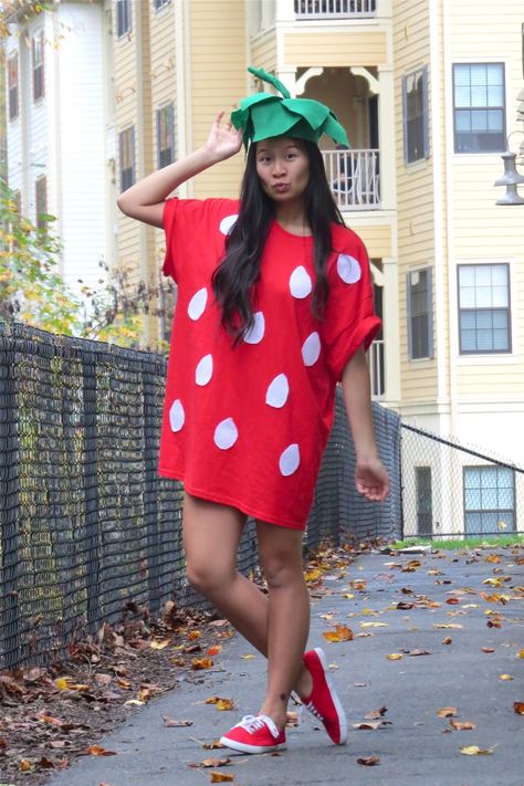 DIY Strawberry costume Diy Strawberry Costume, Strawberry Halloween Costume, Strawberry Costume Diy, Strawberry Halloween, Simple Halloween Costume, Caterpillar Costume, Strawberry Costume, Apple Costume, Kid Halloween