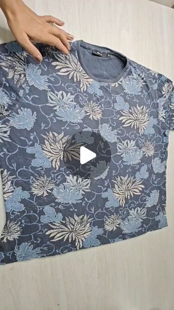 Gamle T Shirts, Old Clothes Diy, Reuse Old Clothes, T Shirt Hacks, Diy Sewing Gifts, Shirt Hacks, Sewing Tutorials Clothes, Diy Clothes Life Hacks, Shirt Refashion