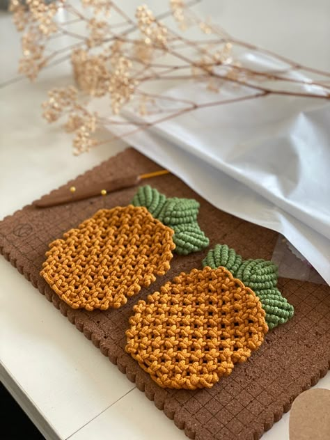 Macramé Coster, Macrame Pineapple, Macrame Store, Macrame Materials, Tassel Keychain Diy, Drinks Restaurant, Macrame Coasters, Knot Macrame, Macrame Knots Tutorial