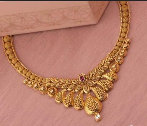 Nackles Design, Indian Gold Necklace Designs, Radha Beauty, Unique Gold Jewelry Designs, Wedding Jewelry Sets Bridal Jewellery, Delicate Gold Jewelry, Gold Jewels Design, New Gold Jewellery Designs, Fancy Jewelry Necklace