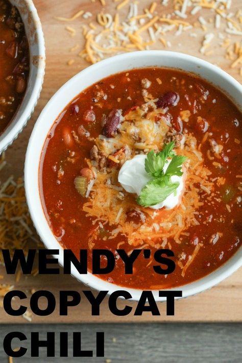 Wendy's Copycat Chili | Six Sisters' Stuff Look no further for the best Wendy’s copycat chili recipe! Full of meat, beans, and the perfect blend of spices, you won’t find a better copycat recipe that is as close to a match to Wendy’s chili recipe. #copycat #chili Copycat Chili, Wendy's Chili, Wendys Chili Recipe, Meatless Chili, Homemade Chili Recipe, Chicken Fajita Soup, Chili Toppings, Hashbrown Casserole, Best Chili Recipe