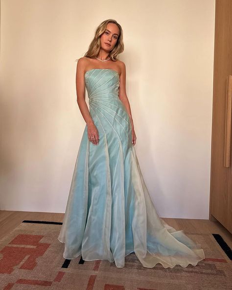 Brie Larson's has a Cinderella moment at the Creative Arts Emmy Awards. Brie Larson Red Carpet, Emmy Awards Dresses, Richard Tyler, Celebrity Gowns, Celebrity Style Red Carpet, Brie Larson, Stunning Gowns, Hollywood Fashion, Celebrity Red Carpet