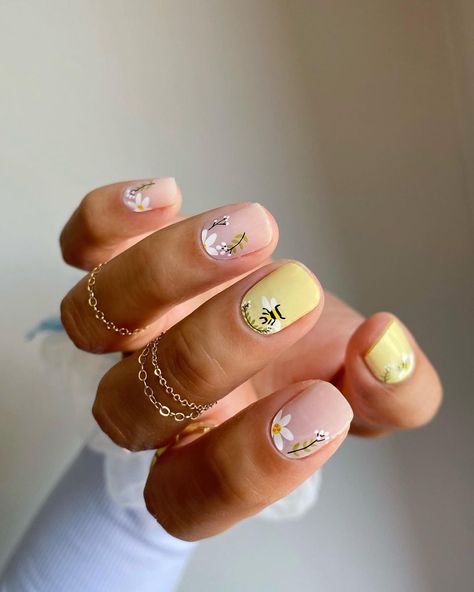 Bumble Bee Nails, Hang Nguyen, Bee Nails, Gel French Manicure, Star Nail Art, New Nail Designs, Pastel Nails, Manicure Y Pedicure, Floral Nails