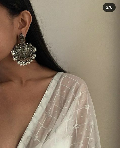 Ishani Core, Statement Jewelry Outfit, Indian Fits, Oxidised Earrings, Jewelry Traditional, Bridesmaid Saree, Tiny Necklace, Pretty Jewelry Necklaces, Royalty Aesthetic