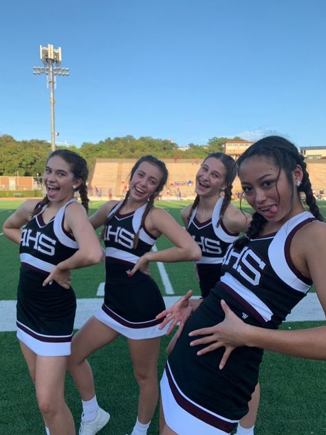 Cheer Leader Aesthetic, Cheerleading Aesthetic, Highschool Cheer, Cheerleader Aesthetic, Cheer Team Pictures, Cheer Routines, School Cheer, Cheer Spirit, Cute Cheer Pictures