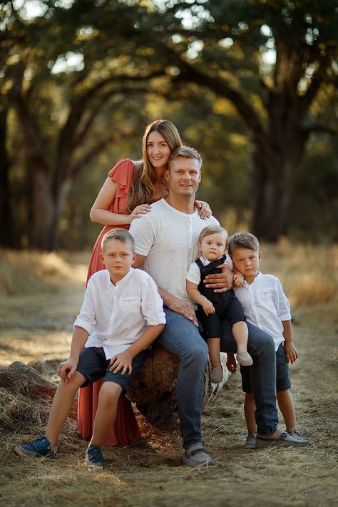 Family Pictures Outside, Outdoor Family Pictures, Outdoor Family Photoshoot, Family Holiday Pictures, Family Photography Outfits, Outdoor Family Portraits, Big Family Photos, Family Photoshoot Poses, Outdoor Family Photography