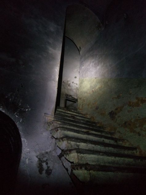 Empty House Aesthetic, Creepy Stairs, Abandoned Hallway, Scary Room, Creepy Basement, Creepy Atmosphere, Dark Basement, Eerie Places, Apocalypse Aesthetic