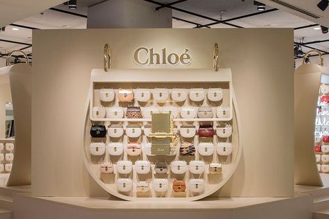 Shoe Store Design, Handbag Display, Mall Decor, Shinjuku Tokyo, Visual Merchandising Displays, Store Design Boutique, Store Layout, Boutique Decor, Exhibition Booth Design