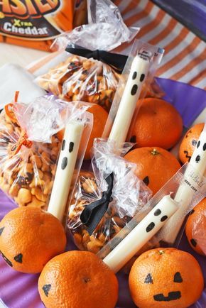 Non-Candy Halloween Lunchbox Snacks Ideas. Fuel your little ghoul with these back to school lunchbox spooky treats that actually contain nutrition. Halloween Lunch Box, Halloween Snack Mix, School Halloween Party, Healthy Halloween Treats, Halloween Fest, Hallowen Ideas, Preschool Snacks, Kids Treat, Healthy Halloween