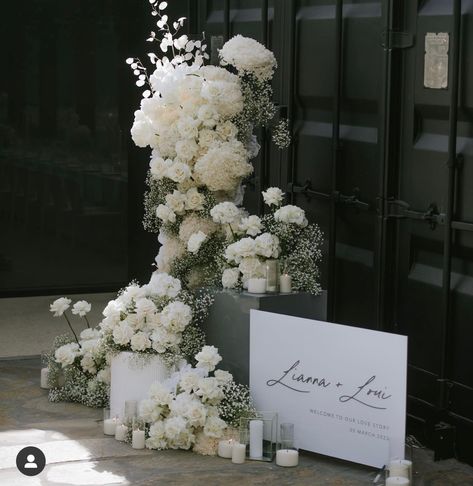 Wedding Faux Flowers, Wedding Flowers Altar, Wedding Reception Ideas Minimalist, Modern White Floral Wedding, Modern European Wedding Decor, Overhanging Flowers Wedding, Classy White Wedding Decor, Wedding Flower Entrance, Minimalistic Wedding Florals