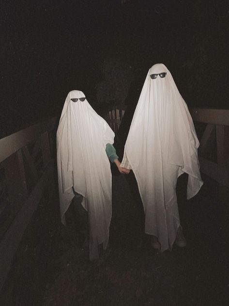 Best Friend Ghost, Ghost Photoshoot, My Boo, Best Friends Photos, Diy Costumes, Halloween Costumes Women, Best Friend, Game Of Thrones Characters, Halloween Costumes