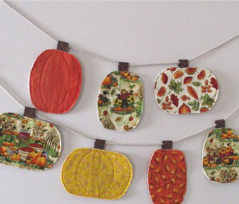 Learn how to make your own pumpkin bunting banner. The fabric pumpkin garland is an easy DIY sewing project and a great way to decorate your fall home Fabric Pumpkin Garland, Easy Garland Diy, Thanksgiving Quilting Projects, Fall Sewing Projects To Sell, Sew Halloween Decorations, Easy Fall Sewing Projects, Homemade Autumn Decorations, Sewing Fall Projects, Diy Pumpkin Garland