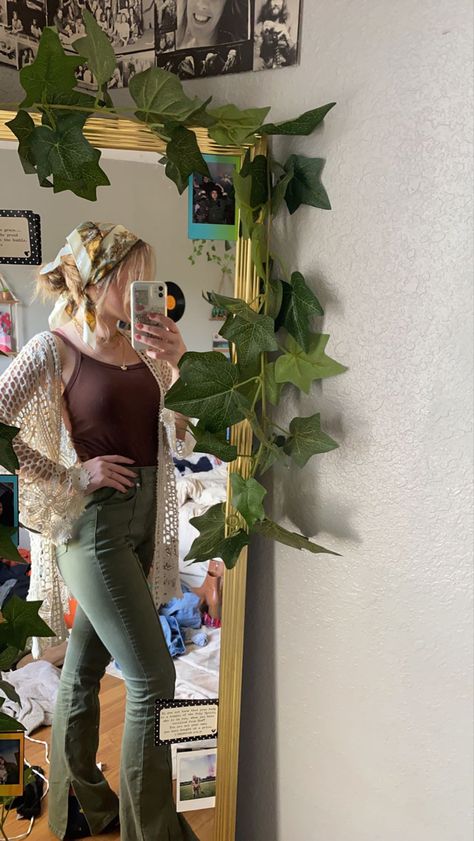 Green pants, hippie cardigan, hair bandana, colored jeans, lace sweater Hippie Outfit Ideas, Hippie Bandana, Hippie Fits, Hair Bandana, Hippie Hair, Hippie Clothes, Hippie Girl, Bandana Hairstyles, Style Clothes