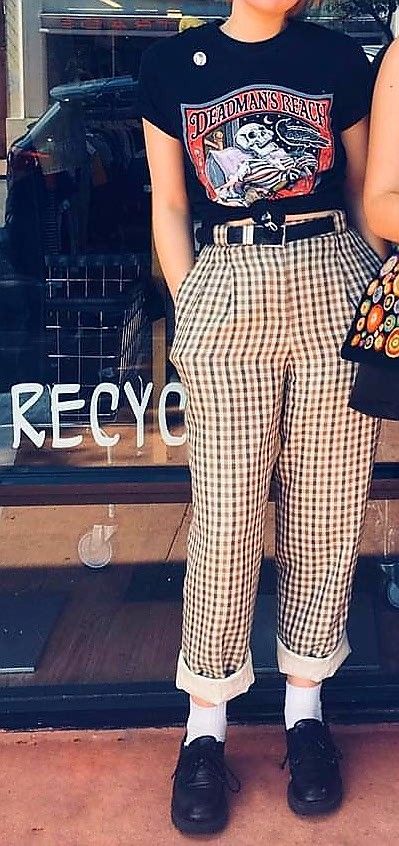 plaid pants are cute af but I can’t find any anywhere Vintage Plaid Pants Outfit, Plaid Pants Fall Outfits, Plaid Pants Outfit Grunge, Vintage Plaid Pants, Plaid Pants Outfit, Vintage Outfits 50s, Outfit Grunge, Estilo Indie, Outfit Vintage