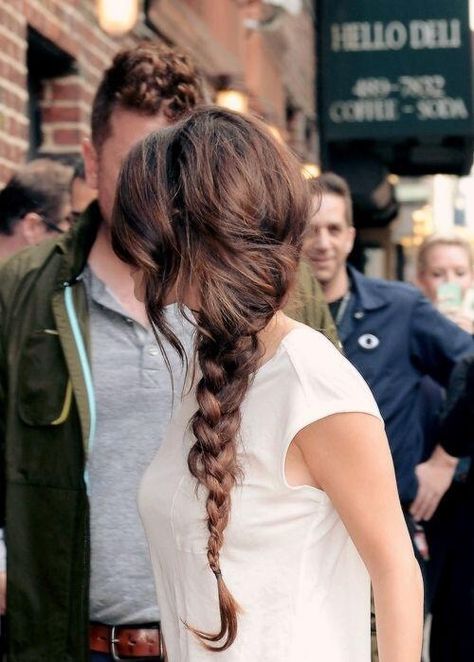 messy braid. Messy Side Braid, Selena Gomez Hair, Side Braid Hairstyles, Side Braid, Stil Inspiration, Braided Hairstyles Easy, Hair Envy, Love Hair, Great Hair