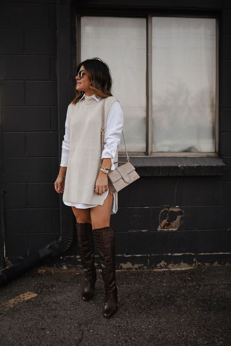 Its that time of the year to start transitioning your wardrobe into the new season! CHIC TALK is sharing this adorable white collared shirt paired with a ribbed sweater vest from H&M. This look is the perfect elevated style for a date night, casual day with friends or dinner party. Follow for more elevated fashion looks, fall trends, and chic neutral outfits. Collared Shirt Outfits, Chic Mom Outfits, Thanksgiving Outfits Women, Stile Blair Waldorf, Adrette Outfits, Sweater Vest Outfit, Thanksgiving Outfit Ideas, Thanksgiving Outfit Women, What To Wear Fall