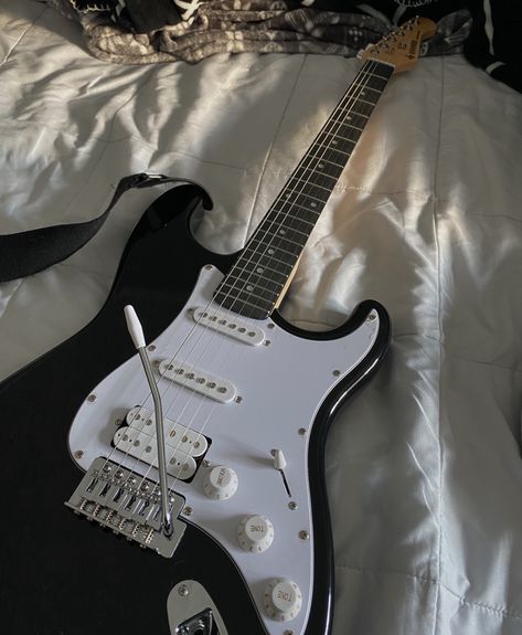 Black And White Electric Guitar, Gitar Vintage, White Electric Guitar, Black Electric Guitar, Black Guitar, Electric Guitar Design, Guitar Obsession, Cool Electric Guitars, Mood And Tone