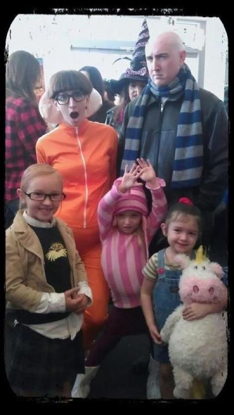 Despicable Me | Family Halloween Costumes That Will Make You Want To Have Kids Despicable Me Costume, Minion Costume, Family Cosplay, Kids Carnival, Sweet Pictures, Diy Kostüm, Yellow Hoodie, Family Costumes, Family Halloween Costumes