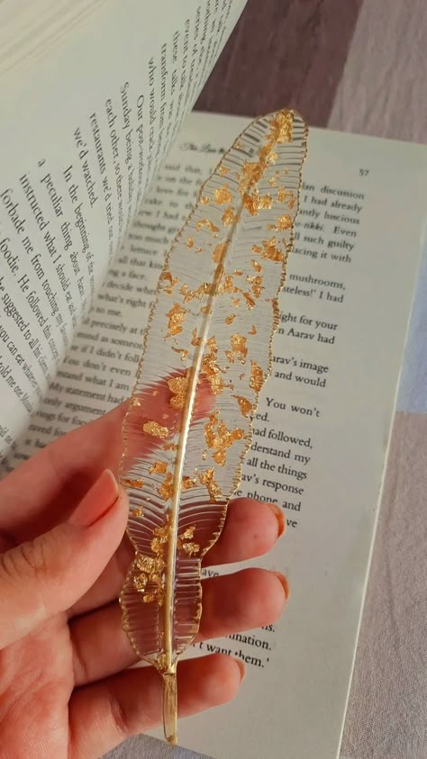 Resin Bookmark Ideas, Diy Resin Gifts, Resin Leaf, Feather Bookmark, Crystal Bead Jewelry, Pretty Pens, Bookmark Craft, Diy Resin Projects, Resin Jewelry Diy