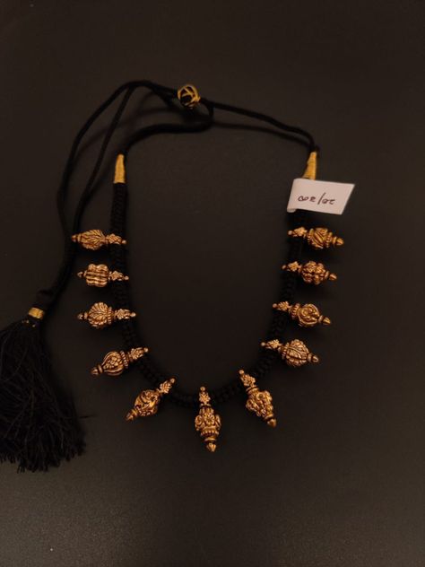 Black Thread Gold Jewellery, Black Thread Jewellery Indian, Gold Jewels Design, Neck Pieces Jewelry, Antique Necklaces Design, Gold Jewelry Outfits, Choker Necklace Designs, Black Beads Mangalsutra Design, Fancy Jewelry Necklace