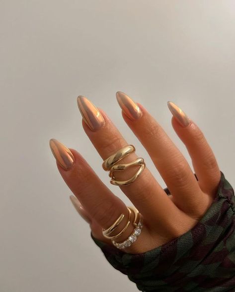 20 Glazed Nail Looks for a Delicious Manicure Hailey Bieber Glazed Doughnut Nails, Glazed Doughnut Nails, Doughnut Nails, Glaze Nails, Minimal Manicure, Glazed Nails, Simple Manicure, Glazed Doughnut, Sheer Polish