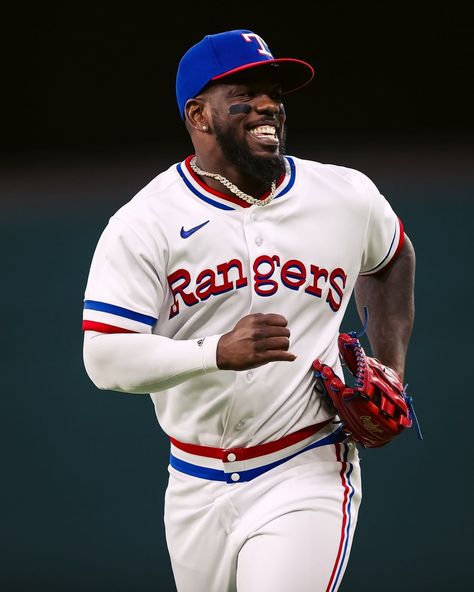 Baseball Wallpaper, Texas Rangers Baseball, Texas Ranger, Rangers Baseball, Baseball Pictures, Baseball Uniforms, That Smile, Mlb Players, Baseball Team