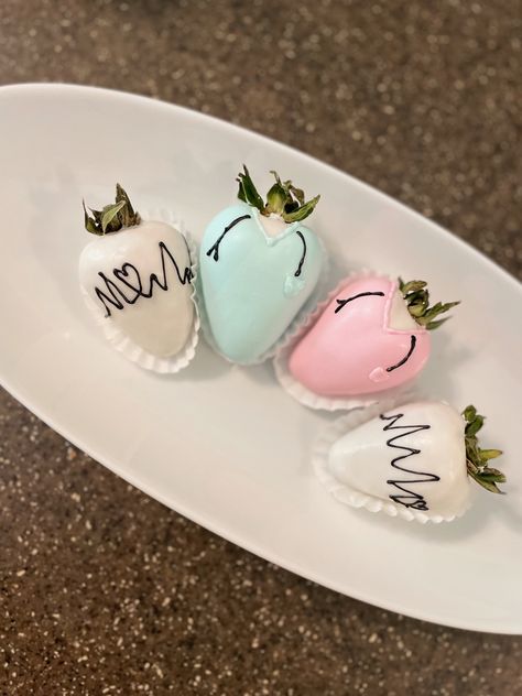 Nurse Chocolate Covered Strawberries, Nurse Strawberries, College Graduation Cakes, Graduation Cake Designs, White Chocolate Covered Strawberries, Treat Business, Strawberry Ideas, Nursing Cake, White Coat Ceremony