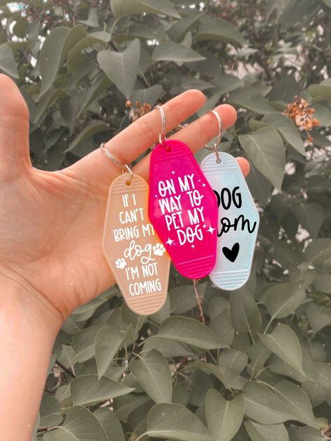 Dog Mom Keychain, Koozie Design, Hotel Keychain, Homemade Business, Diy Gifts To Sell, Diy Stencils, Cricut Templates, Circuit Crafts, Key Ideas