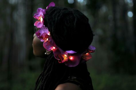 Free LED Flower Crown Tutorial for your summer roadtrip events and adventures. Hippie Headband Hairstyles, Led Flower Crown, Flower Crown Tutorial, Crown Tutorial, Led Wedding, Summer Roadtrip, Light Shoot, Festival Headband, Flower Costume