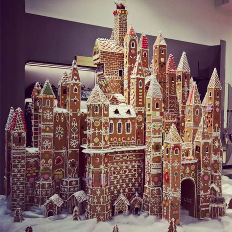 this beautiful edible castle was created in Finland Homemade Gingerbread House, Gingerbread Castle, Cool Gingerbread Houses, Ginger Bread House Diy, Gingerbread House Designs, All Things Gingerbread, Gingerbread House Cookies, Gingerbread Diy, Gingerbread Village