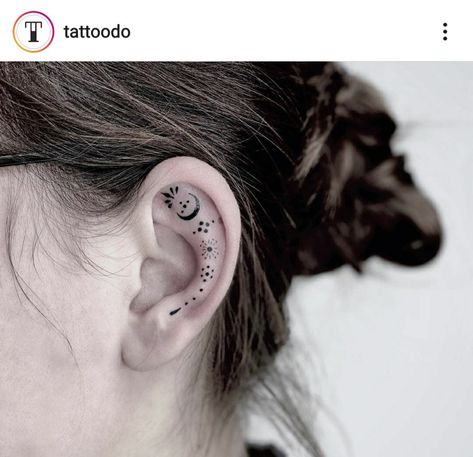 Inner Ear Tattoo, Tato Minimal, Jewel Tattoo, Chic Tattoo, Shape Tattoo, Small Pretty Tattoos, Petite Tattoos, Ornamental Tattoo, Gorgeous Tattoos