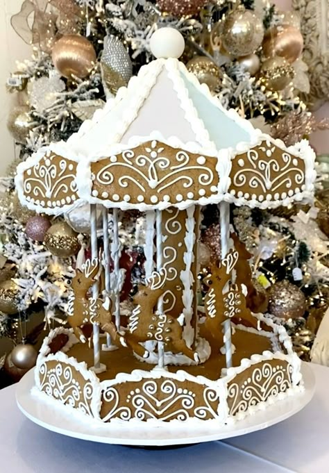 Christmas Decor Ideas For Kitchen, Gingerbread Carousel, Gingerbread House Ideas, Easy Gingerbread, Decorate A Cake, Wreath Centerpiece, Gingerbread House Designs, Gingerbread House Cookies, Gingerbread Christmas Decor