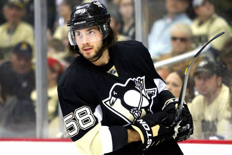 Tanger. Kris Letang, Pittsburgh Pride, Hot Hockey Players, Pittsburgh Sports, Ice Hockey Teams, Penguin Love, Pittsburgh Penguins Hockey, Penguins Hockey, Hockey Player