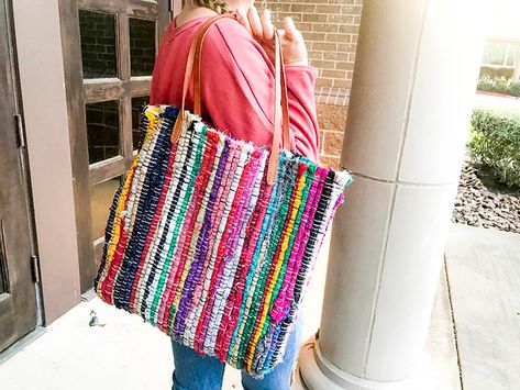 DIY Tote Bag Ideas - Make a Bag From a Rag Rug Sew A Tote Bag, Tote Bag Ideas, Scrap Crafts, Rag Rug Diy, Make A Bag, Purse Ideas, Diy Tote, Tote Bag Tutorial, Diy Clutch