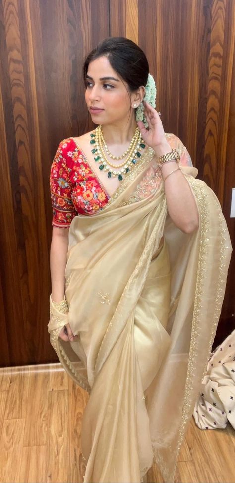 Saree For Valentines Day, Red Blouse Contrast Saree, Full Sleeve Sari Blouse, Golden Saree Jewellery Ideas, Gold Saree Jewellery Ideas, Red Blouse Combination Saree, Saree Blouse Contrast Combination, Blouse For Golden Saree, Cream Colour Saree With Contrast Blouse