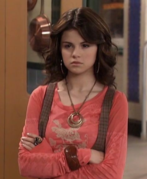 Alex Russo Gif, Alex Russo Short Hair, Alex Russo Hair, Selena Gomez Photoshoot, Selena Gomez Outfits, Alex Russo, Selena Gomez Cute, Beer Outfit, Waverly Place