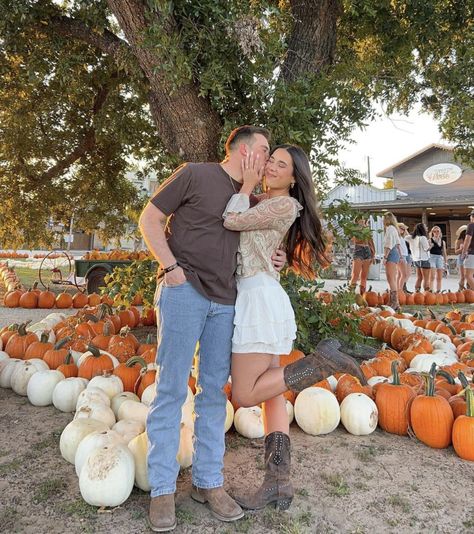 Aesthetic Pumpkin Patch, Pumpkin Patch Aesthetic, Pumpkin Patch Photography, Fall Couples Photoshoot, Patch Aesthetic, Fall Date Ideas, Fall Couple Pictures, Couples Photoshoot Ideas, Pumpkin Patch Photoshoot