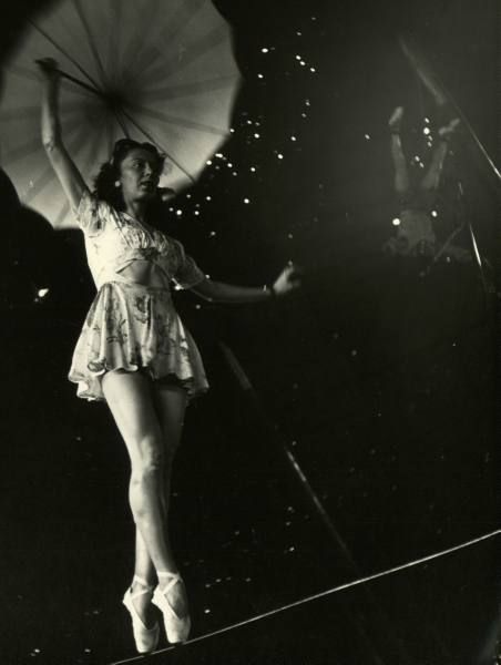 La equilibrista Vintage Circus Aesthetic, Pippin Costumes, Circus Drawing, Nina Leen, Old Circus, Tightrope Walker, Circus Sideshow, Dark Circus, Circus Performers