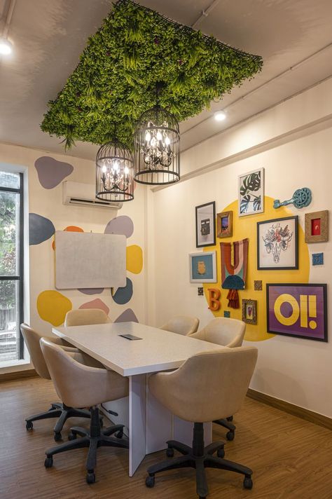 Meeting Rooms Creative, Cool Meeting Room Ideas, Meeting Room Ideas Creative, Office Collaborative Space, Fun Office Design Work Spaces Small, Creative Office Design Ideas Wall Decor, Creative Office Space Design Interiors, Creative Room Ideas Office, Small Creative Office Space