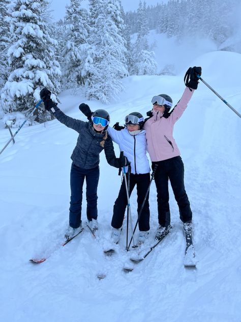 Bff Trip Aesthetic, Snow Trip With Friends, Ski Pics With Friends, Skiing Inspo Pics, Skiing With Friends Aesthetic, Ski Holiday Aesthetic, Ski Trip Friends, Ski Trip Aesthetic Friends, Winter Group Activities