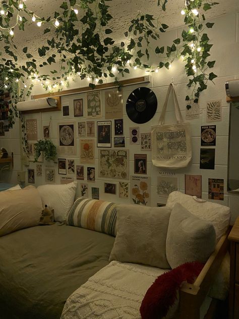 Small Room Ideas Green, Aesthetic Dorm Room Ideas Two People, Down Town Room, Edgy Bedroom, Pretty Bedrooms, Lots Of Plants, Dream Bedroom Inspiration, Room Vibes, Stars Align