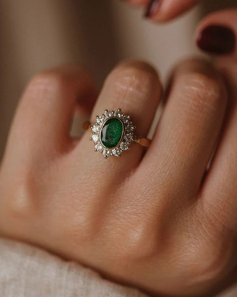 Engagement Ring For Bride Indian, Emerald Gold Engagement Ring, General Kirigan, Indian Engagement Ring, Simple Ring Design, Green Engagement Rings, Emerald Engagement Ring Green, Cardboard Recycling, Braid Jewelry