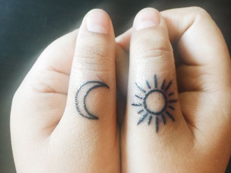 Moon Knuckle Tattoo, Moon Thumb Tattoo, Sun And Moon Finger Tattoo, Sun Finger Tattoo, Moon Finger Tattoo, Thumb Tattoo, Thumb Tattoos, Ear Peircings, Sun And Moon Tattoo