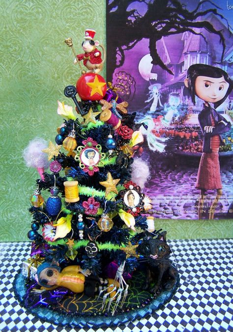 Coraline tree decoration Coraline Wedding, Coraline Cake, Coraline Stuff, Coraline Party, Coraline Birthday, Coraline Cat, Weird Watch, Clay Mation, Coraline Art