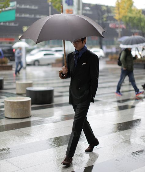 Umbrella Photography, Umbrella Man, Fashion Walk, Fashion Umbrella, Black Umbrella, Umbrella Art, Gents Fashion, Under My Umbrella, Stylish Mens Outfits