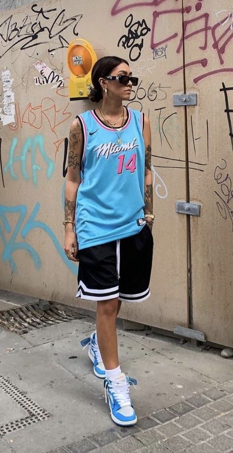 Looks Hip Hop, Nba All Star, Boyish Outfits, Mode Rihanna, Star Shorts, Celebrities Quotes, Art Humor, Jersey Outfit, Quotes Tattoos