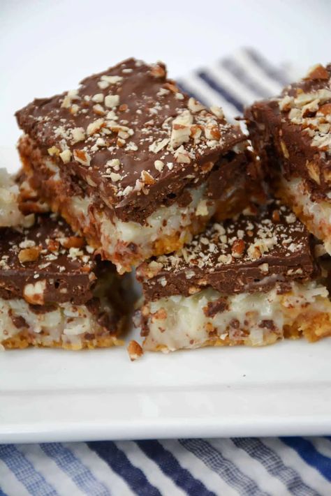 Fantasio Bars with Graham Cracker Crust Fantasio Bars With Graham Cracker Crust, Graham Cracker Crust Bars, Gram Cracker Crust Desserts, Bars With Graham Cracker Crust, Graham Cracker Treats, Snickers Bars Recipe, Yummy Bars, Graham Cracker Crust Recipe, Graham Cracker Recipes