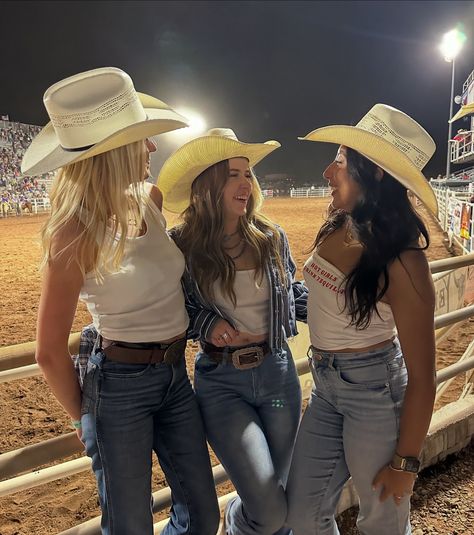 Rodeo Instagram Pictures, Rodeo Pictures Ideas, Texas Rodeo Outfit, Rodeo Party Outfit, Cowgirl Besties, Outfits With Ball Caps, Outfit Septiembre, Rodeo Photos, Rodeo Pics