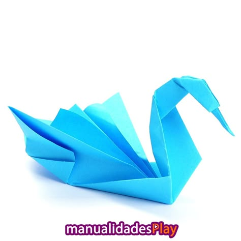 Aprende cómo hacer un cisne de papel como este. Como véis queda genial y podrás usarlo para regalar o para decorar cualquier rincon de tu casa. Para hacerlo, solo necesitas elegir una hoja de papel y seguir el vídeo paso a paso que te dejo en el enlace. Aunque también puedes decorarlo una vez hecho como más te guste. Si te ha gustado este vídeo, te animo a que visites nuestro canal de youtube, donde podrás ver tutoriales de muchos origamis 3d paso a paso. ¿Te los vas a perder? Origami 3d, Origami